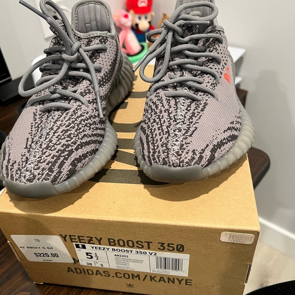 Yeezy Boost 350 V2 - Picture 2 of 4